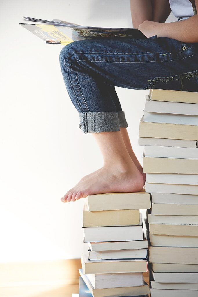 books, feet, legs-1841116.jpg